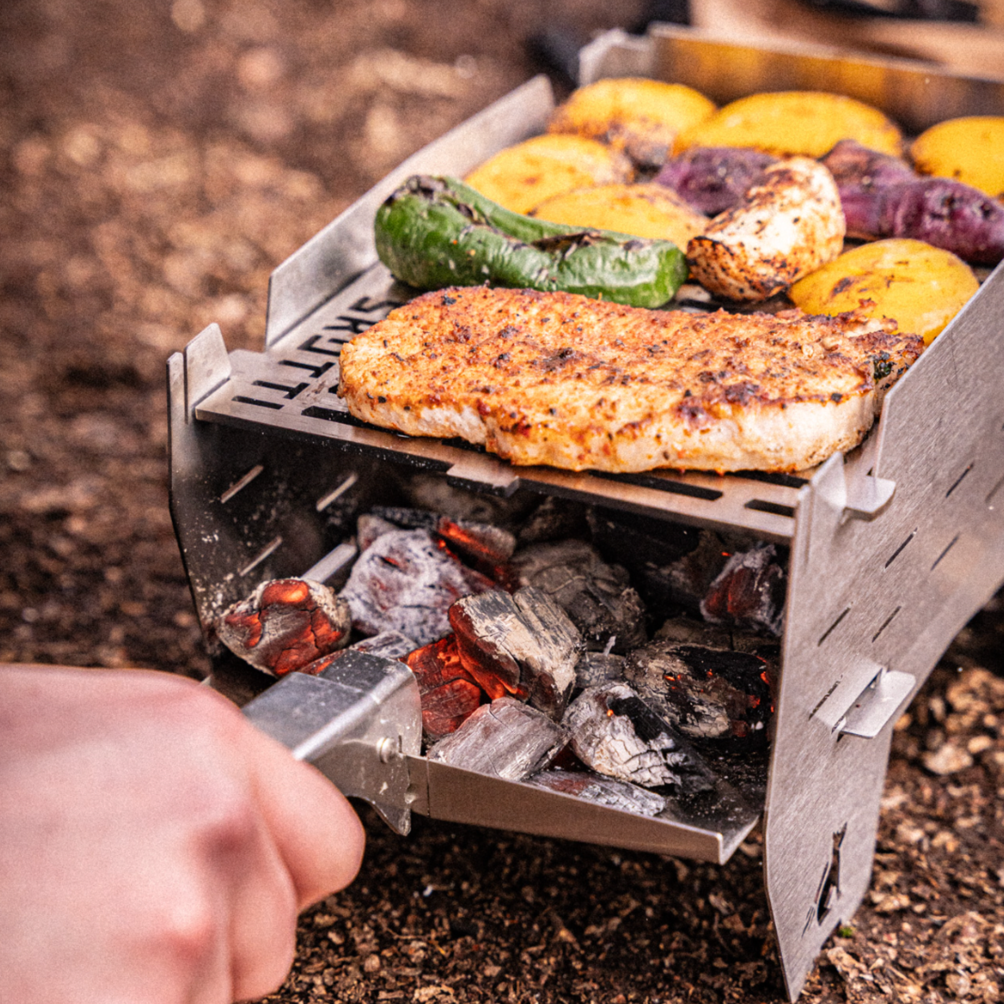 Skotti Mini Campinggrill mit Kohle und Grillgut
